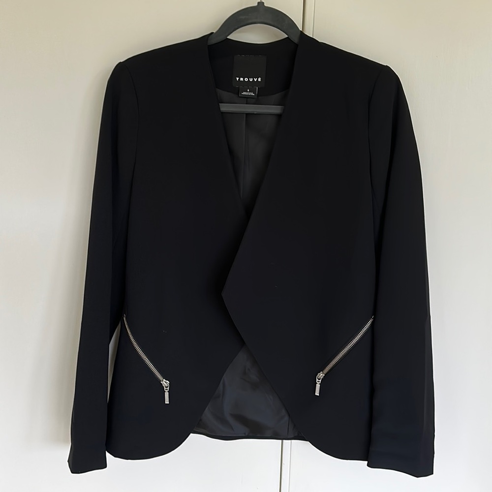 Collarless fitted blazer with zipper pockets. Like new.
